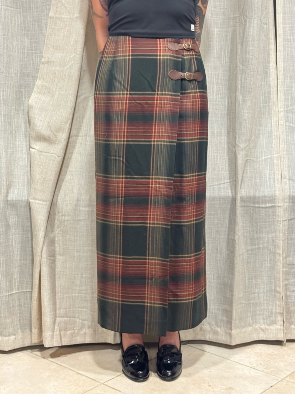 Lauren Ralph Lauren 100% wool plaid wrap skirt leather buckle detail - Picture 3 of 11